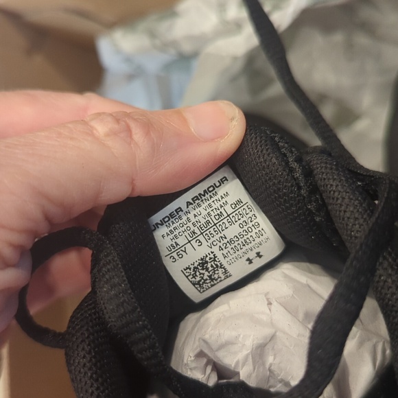 Boys Under Armour - Picture 6 of 9